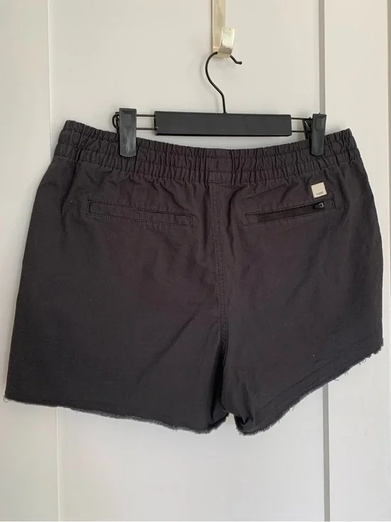 54. Size Medium VUORI Charcoal Grey Ripstop Shorts - Picture 2 of 5